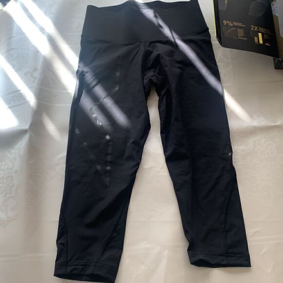 2XU lightweight speed mid rise compression activewear 3/4 thighs leggings, NWT - Picture 9 of 16